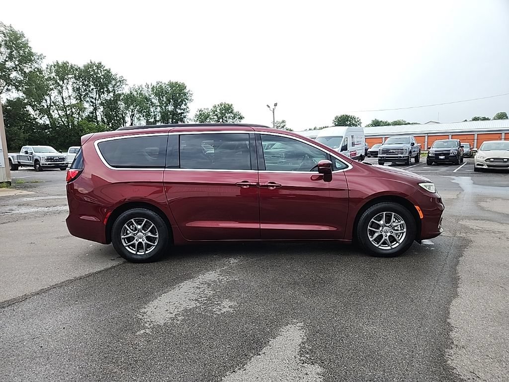 Used 2021 Chrysler Pacifica Touring FWD image 4