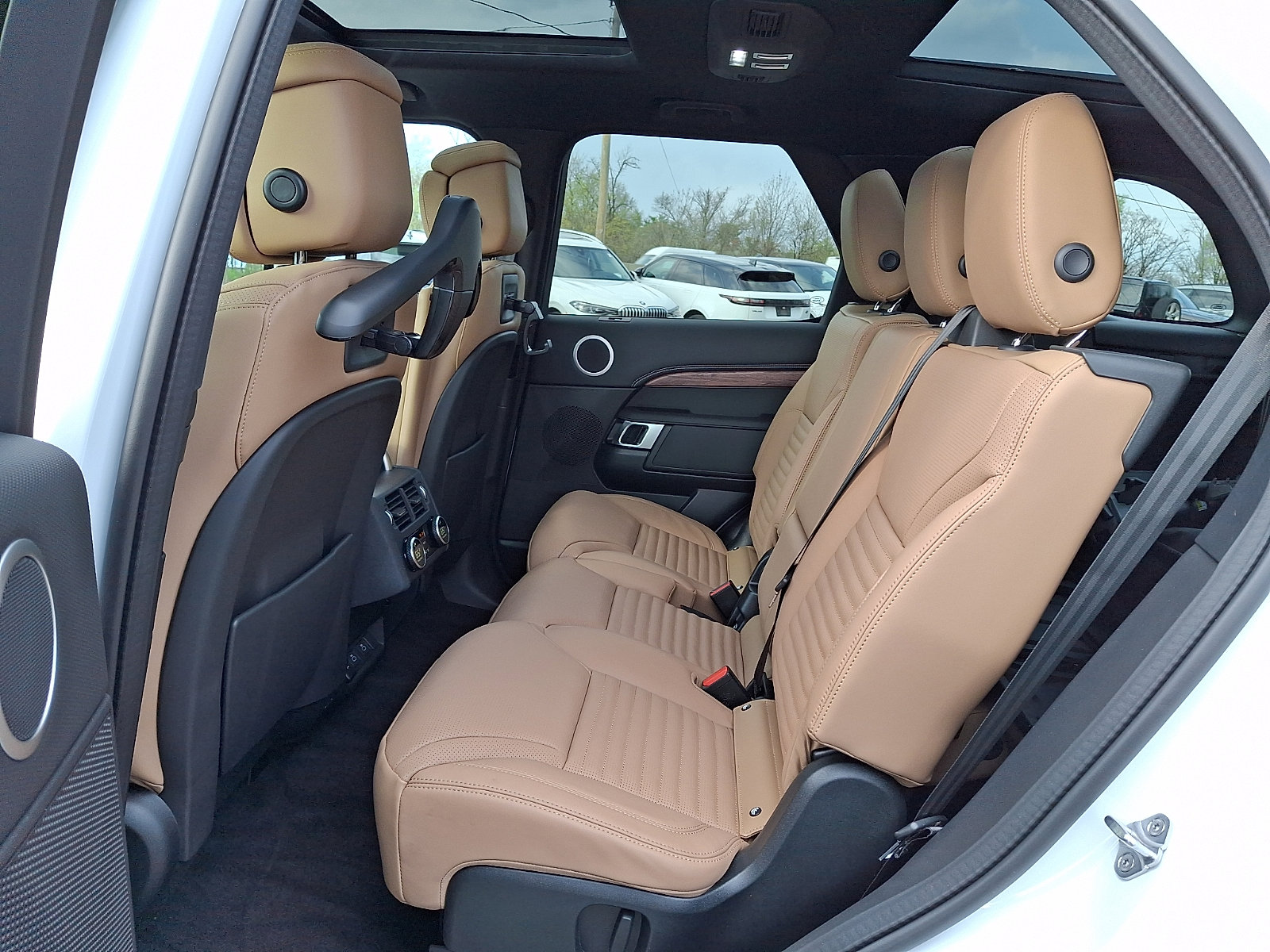 New 2026 Land Rover Discovery Dynamic SE image 5