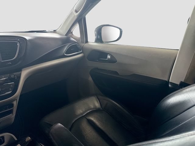 Used 2020 Chrysler Pacifica Touring-L FWD image 22