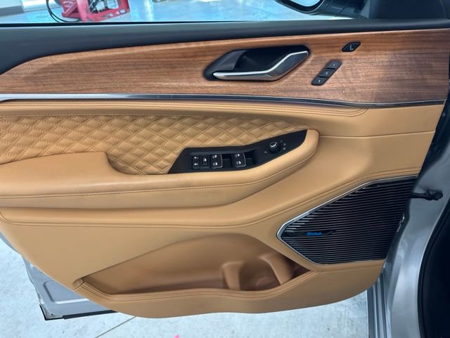 Used 2025 Jeep Grand Cherokee Summit AWD/4WD image 18