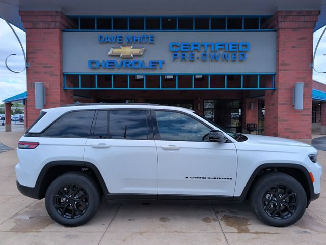 Used 2025 Jeep Grand Cherokee Altitude AWD/4WD image 9