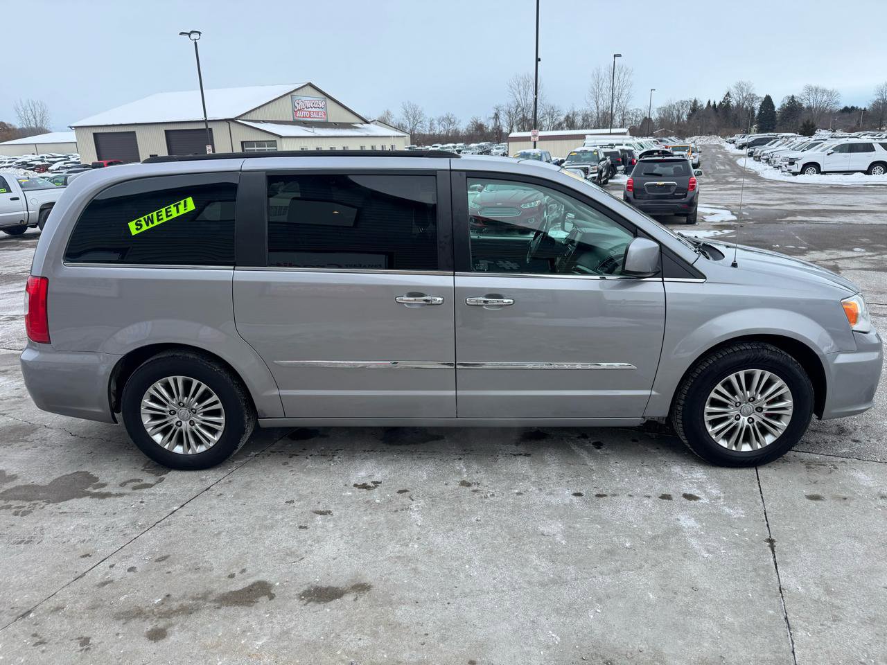 Used 2015 Chrysler Town & Country Touring w/ Driver Convenience Group FWD image 4