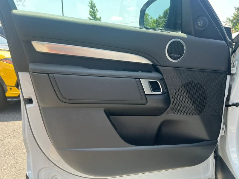 Used 2020 Land Rover Discovery Landmark AWD/4WD image 17