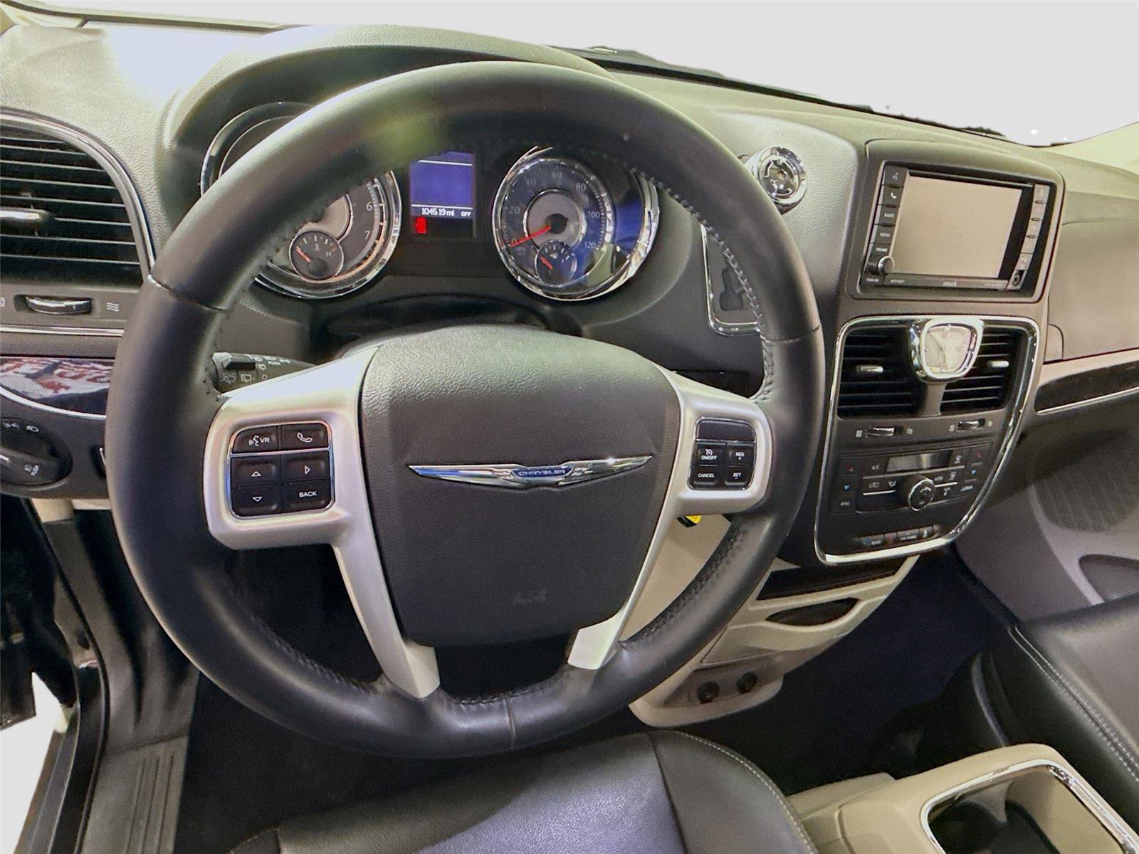 Used 2016 Chrysler Town & Country Touring image 5