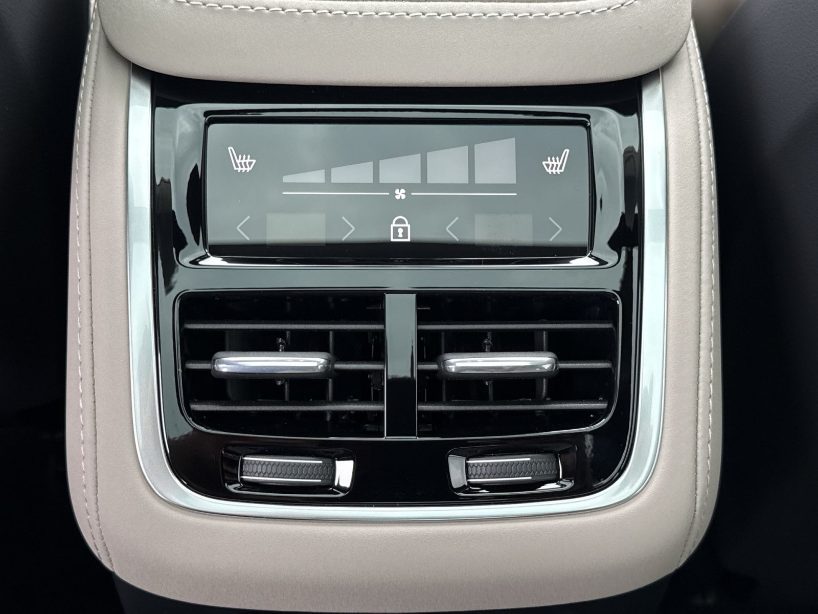 New 2026 Volvo XC90 T8 Ultra w/ Protection Package Premier AWD/4WD image 23
