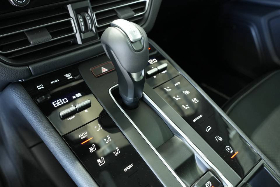 Certified 2025 Porsche Macan AWD/4WD image 24