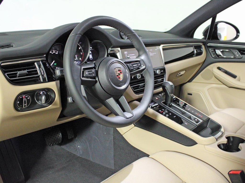 Certified 2025 Porsche Macan image 4