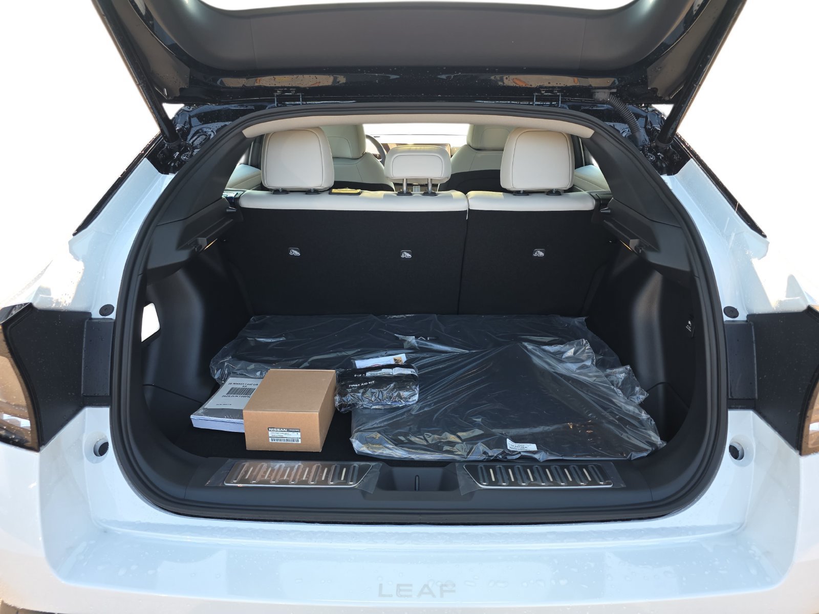 New 2026 Nissan Leaf Platinum+ w/ Illuminated Package FWD image 29