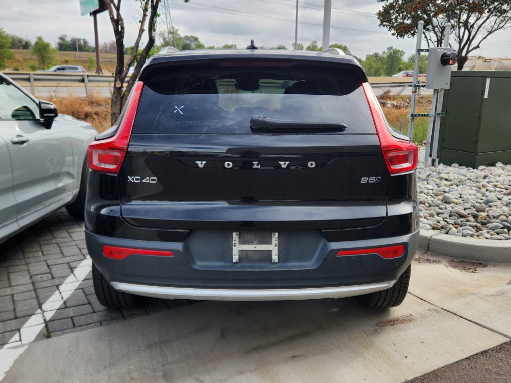 Used 2023 Volvo XC40 B5 Plus AWD/4WD image 9