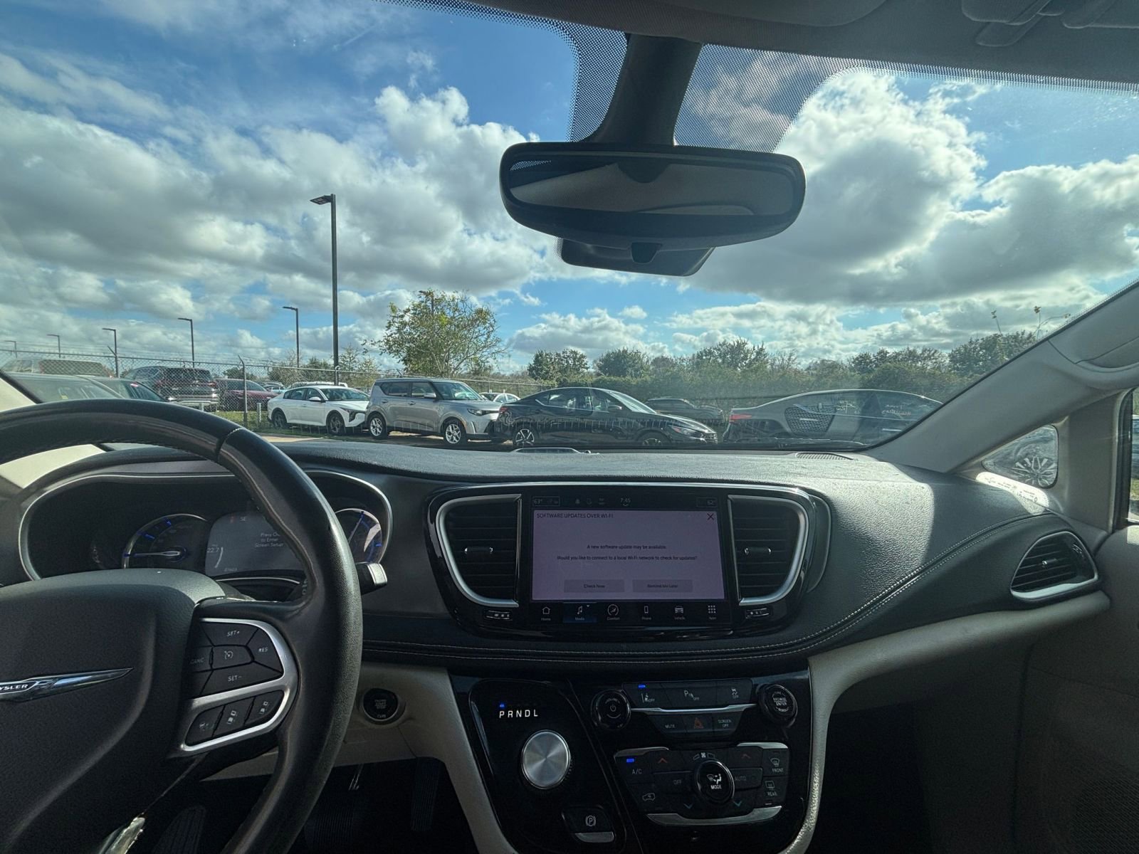 Used 2023 Chrysler Pacifica Touring-L image 34