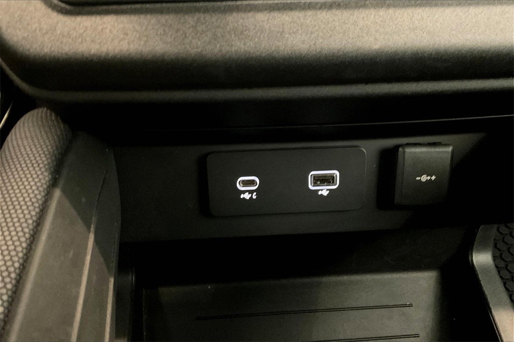 Used 2024 Land Rover Defender 130 Outbound image 32