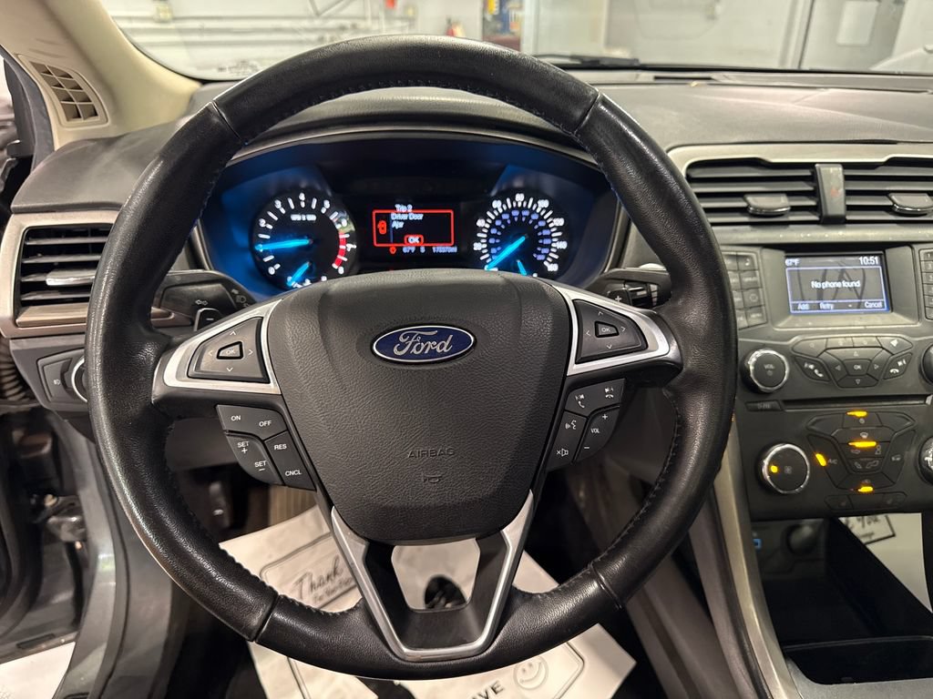 Used 2017 Ford Fusion SE FWD image 6