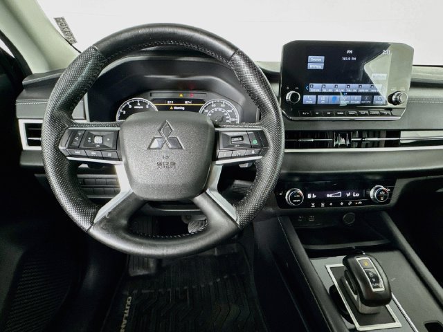 Used 2023 Mitsubishi Outlander SE FWD image 10