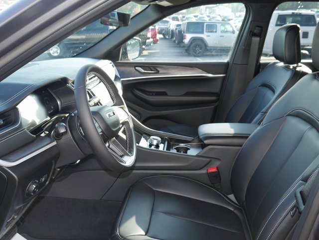 New 2025 Jeep Grand Cherokee Limited w/ Black Appearance Package image 2