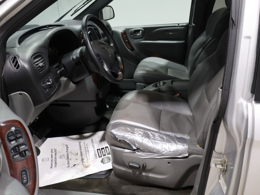 Used 2004 Chrysler Town & Country Limited image 2