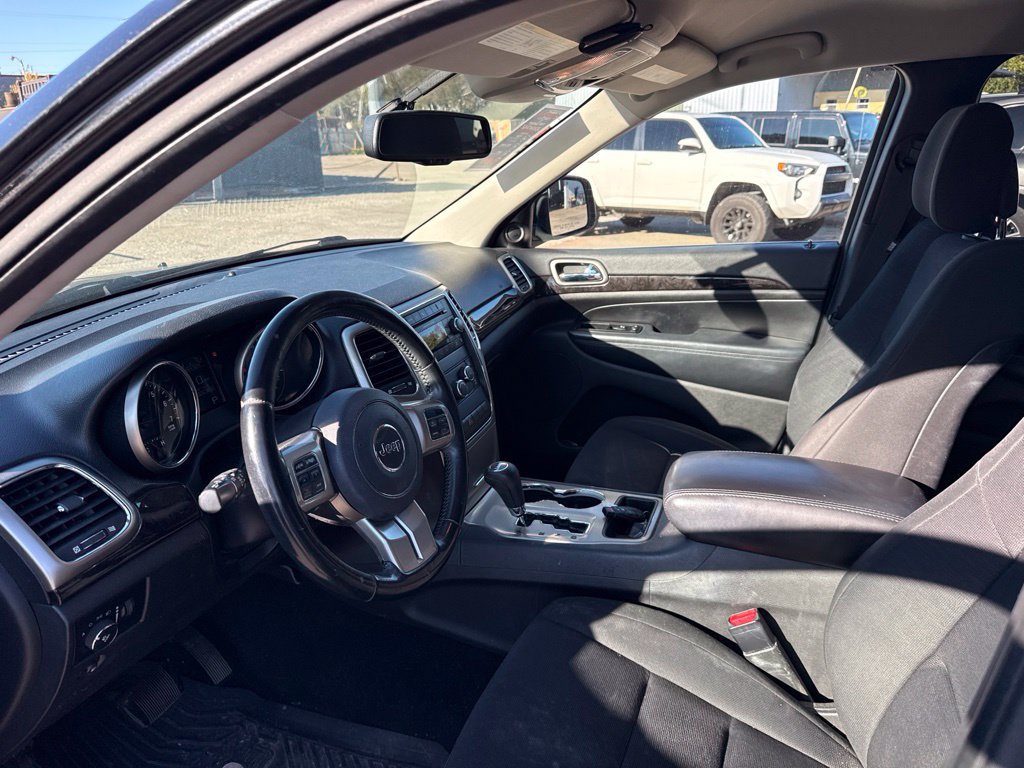Used 2012 Jeep Grand Cherokee Laredo w/ Laredo E Group AWD/4WD image 9