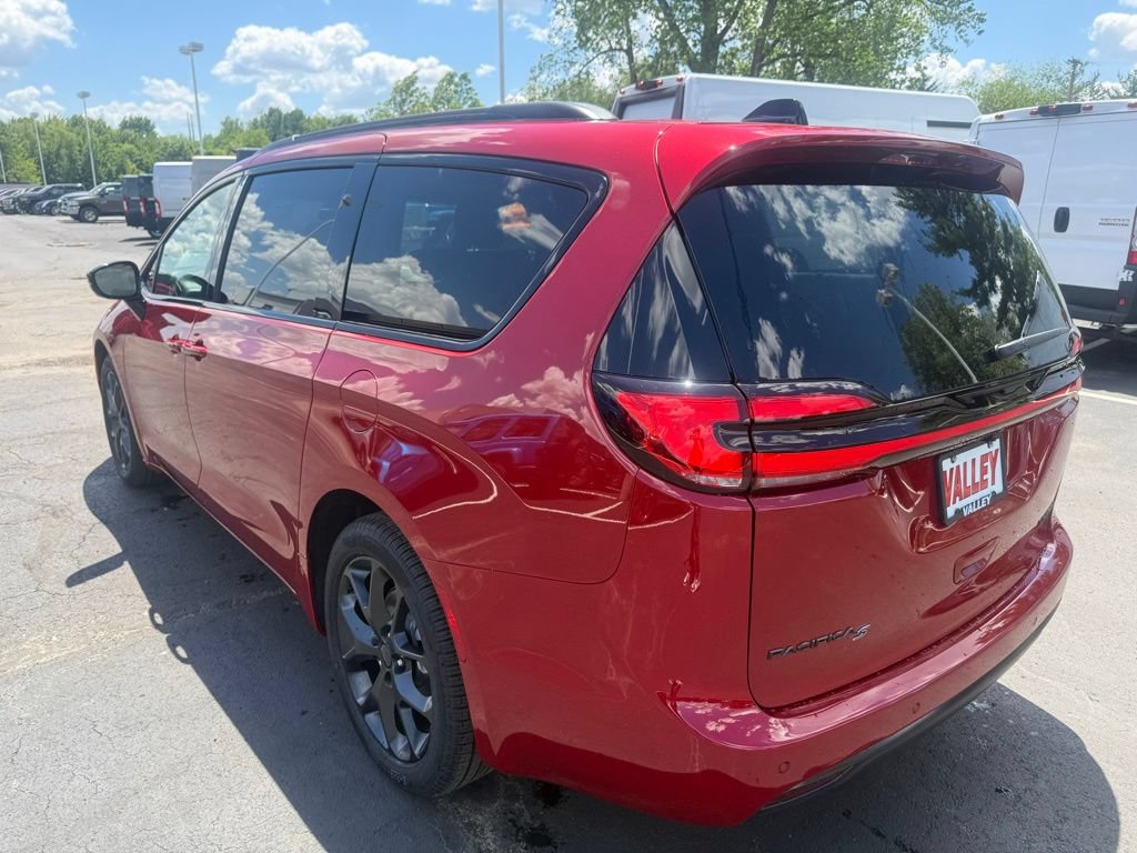 New 2027 Chrysler Pacifica Limited w/ Family Tech Group FWD image 6