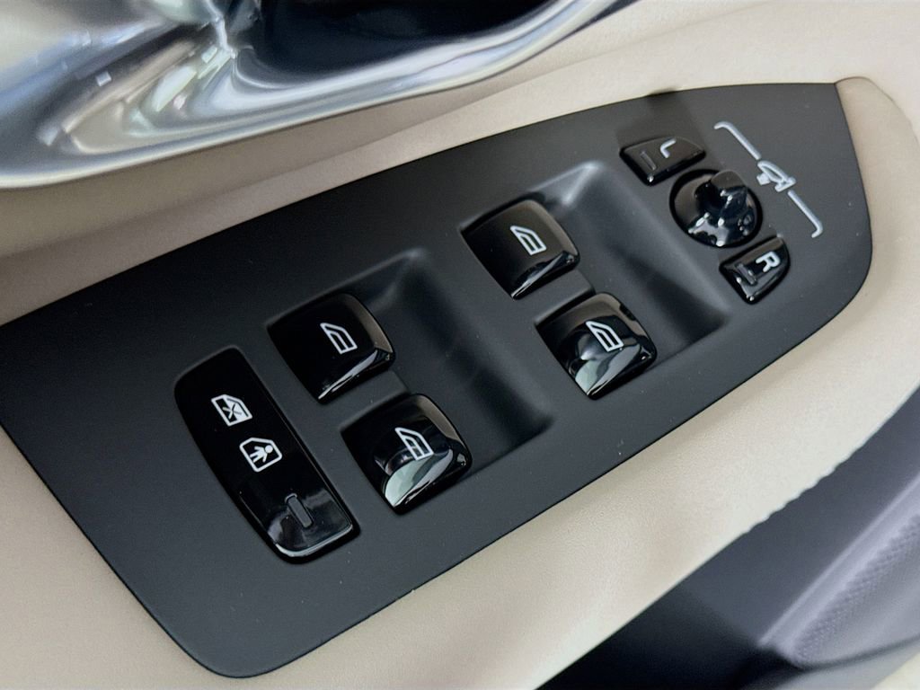 New 2026 Volvo XC90 B6 Plus w/ Protection Package Premier image 17