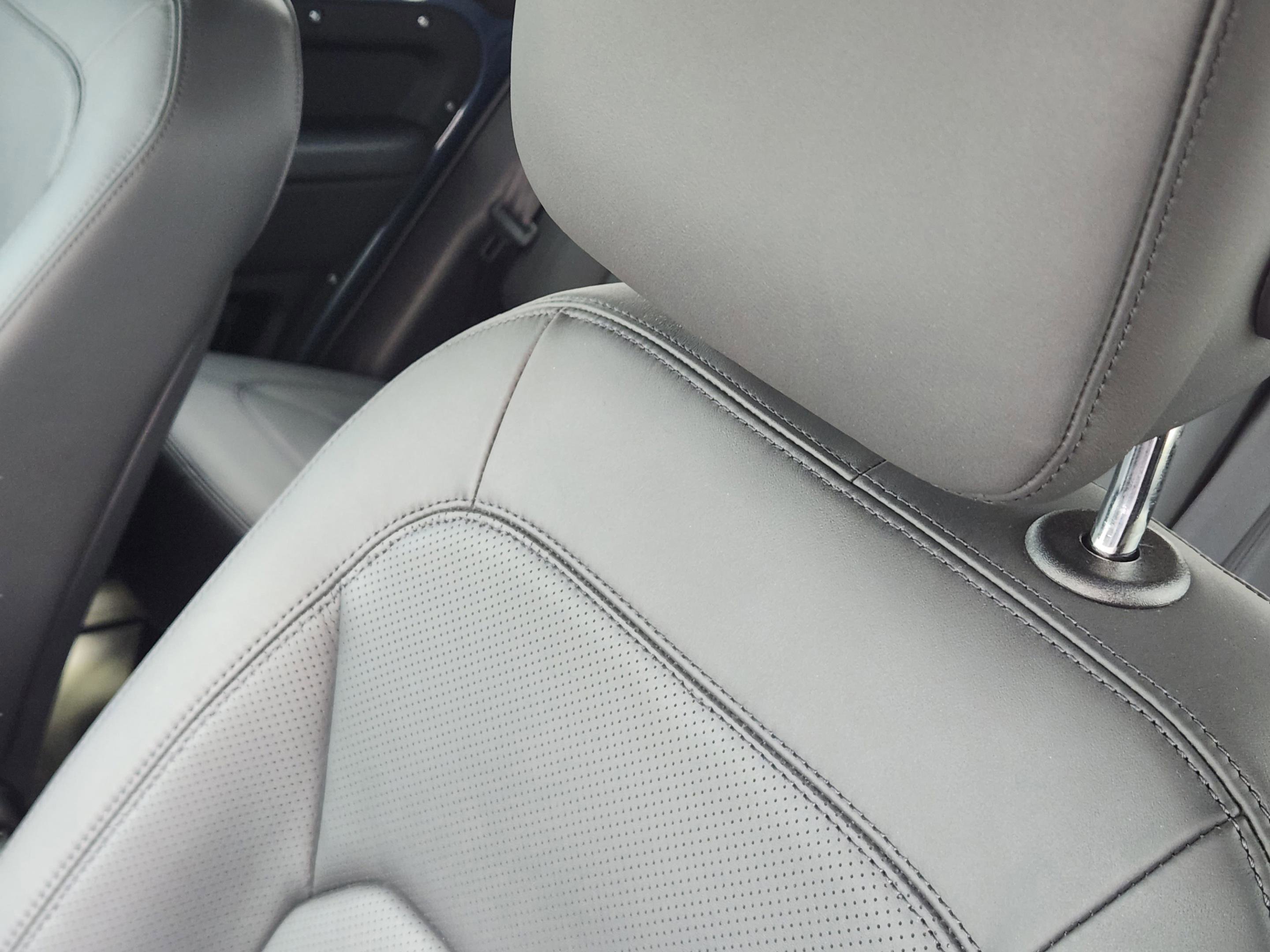 Certified 2025 Land Rover Defender 110 X-Dynamic SE image 11