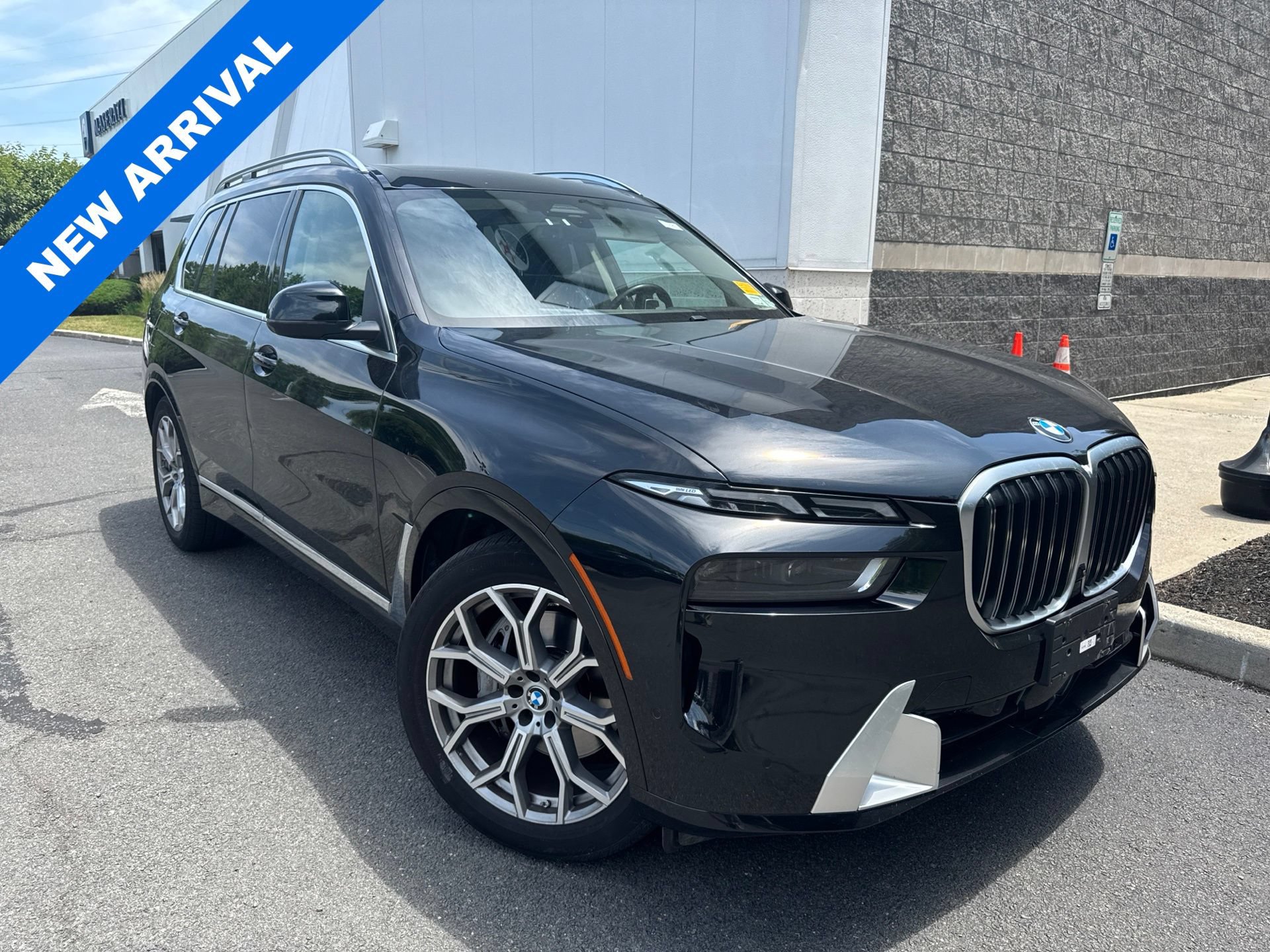 Used 2024 BMW X7 xDrive40i w/ Climate Comfort Package AWD/4WD image 1
