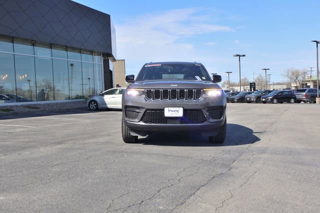 Used 2025 Jeep Grand Cherokee Laredo w/ Luxury Tech Group I AWD/4WD image 11