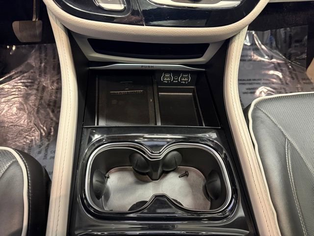 Used 2024 Chrysler Pacifica Limited image 32