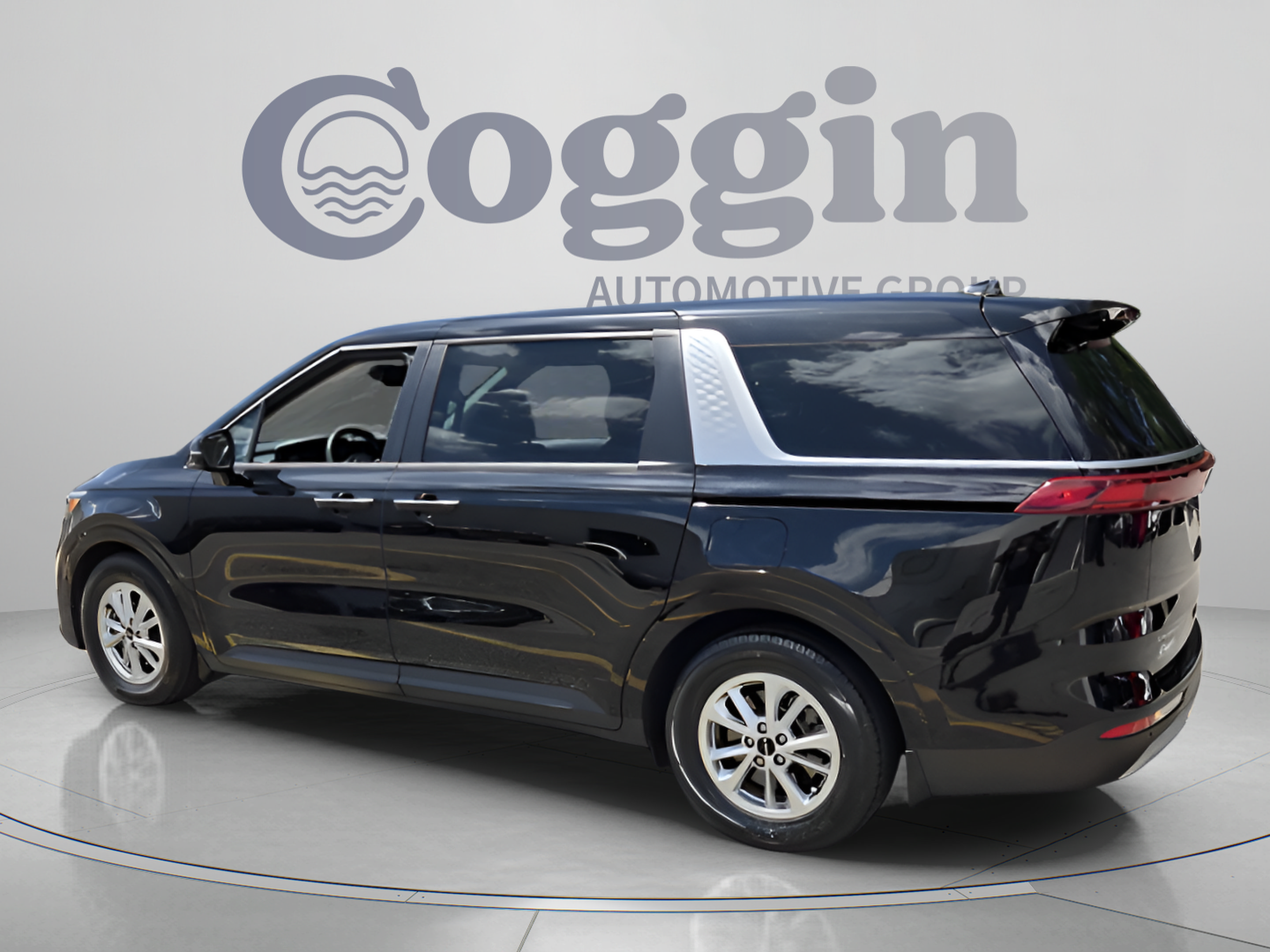 Used 2023 Kia Carnival LX FWD image 3
