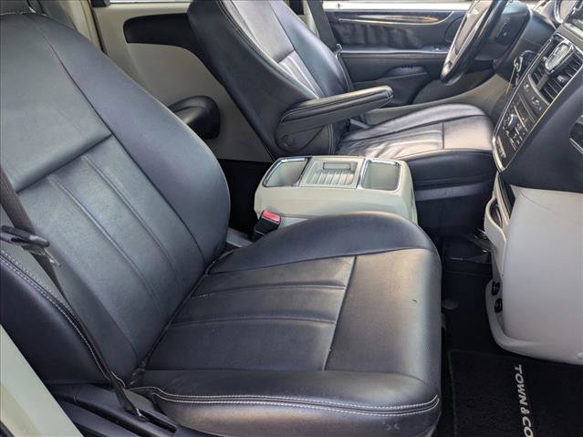 Used 2015 Chrysler Town & Country Touring image 21