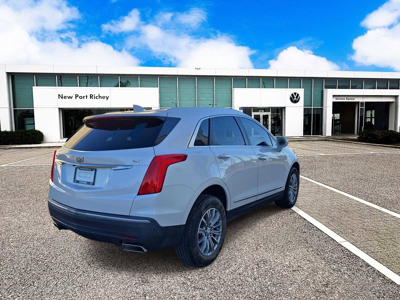 Used 2018 Cadillac XT5 Luxury w/ Driver Awareness Package image 8