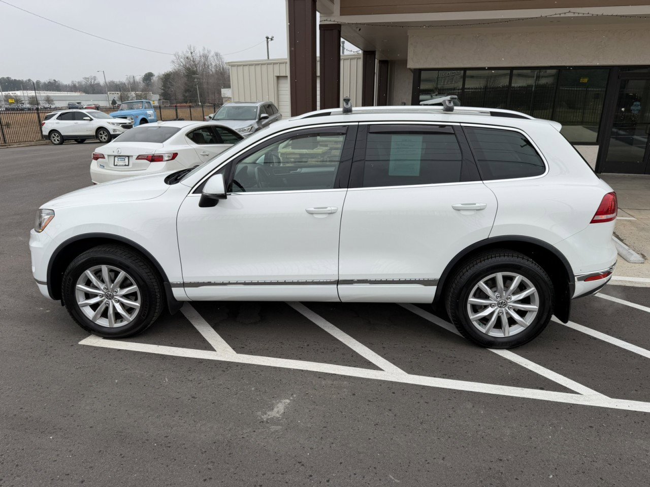 Used 2016 Volkswagen Touareg Lux image 3