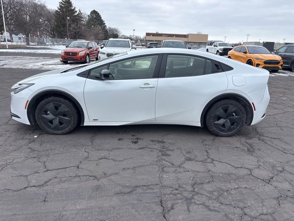 Used 2025 Toyota Prius LE image 2
