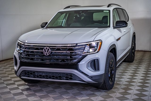 New 2025 Volkswagen Atlas Peak Edition SE image 4