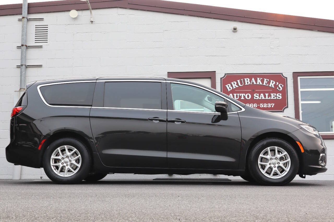 Used 2023 Chrysler Pacifica Touring-L FWD image 1