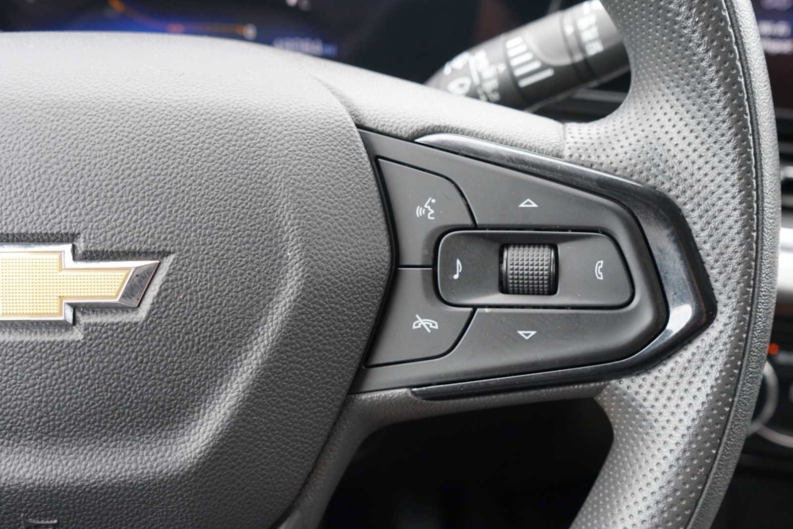 Used 2025 Chevrolet Trax LT FWD image 13