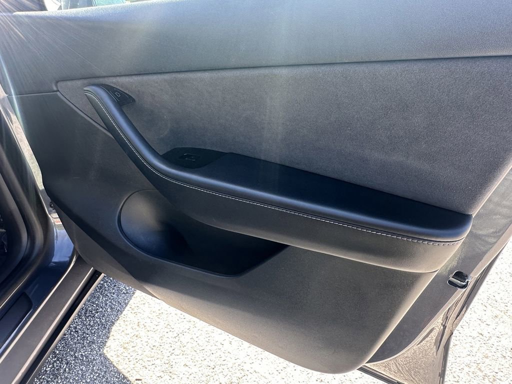 Used 2021 Tesla Model Y Long Range image 16
