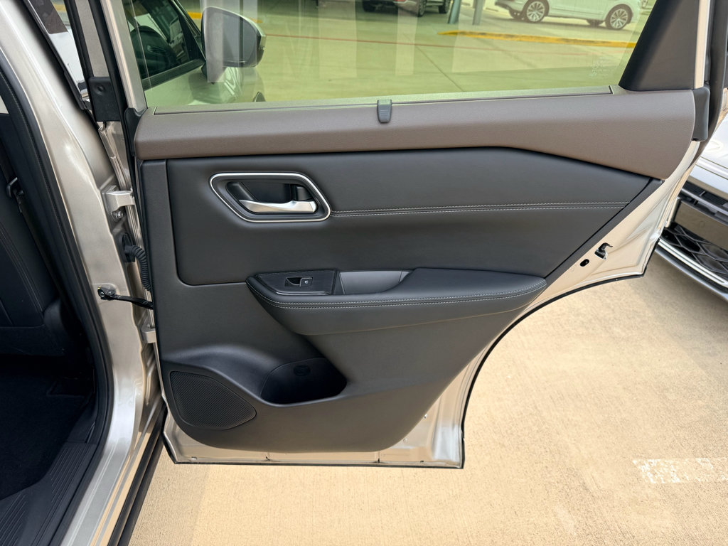 Used 2023 Nissan Rogue Platinum FWD image 28