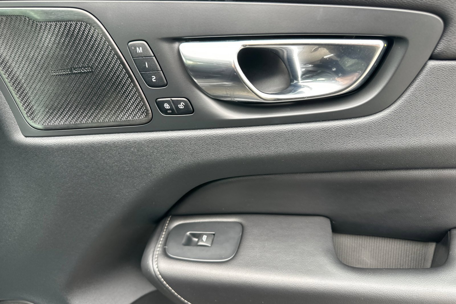 Used 2023 Volvo XC60 B5 Ultimate w/ Climate Package image 19