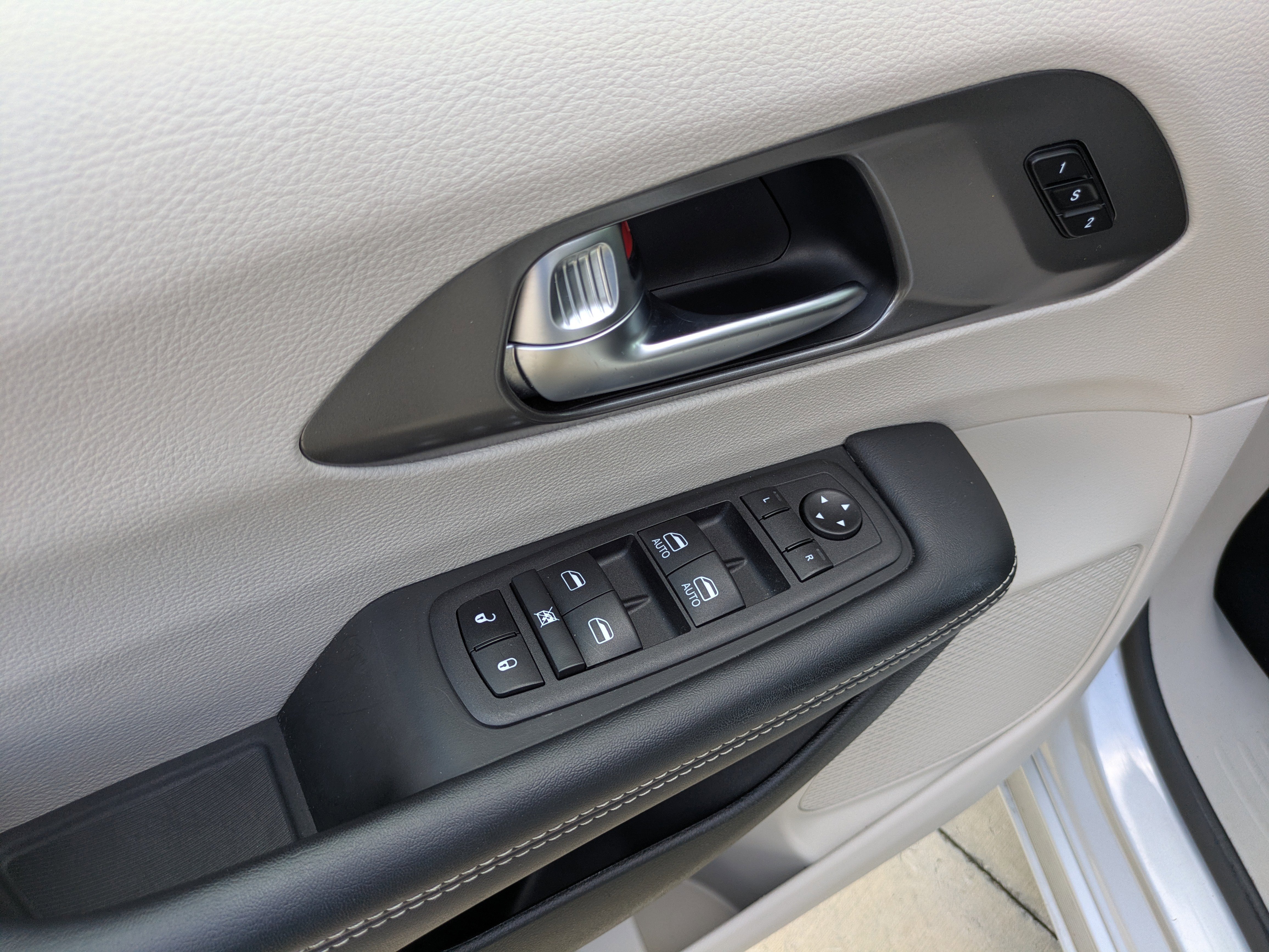 Used 2023 Chrysler Pacifica Touring-L FWD image 6