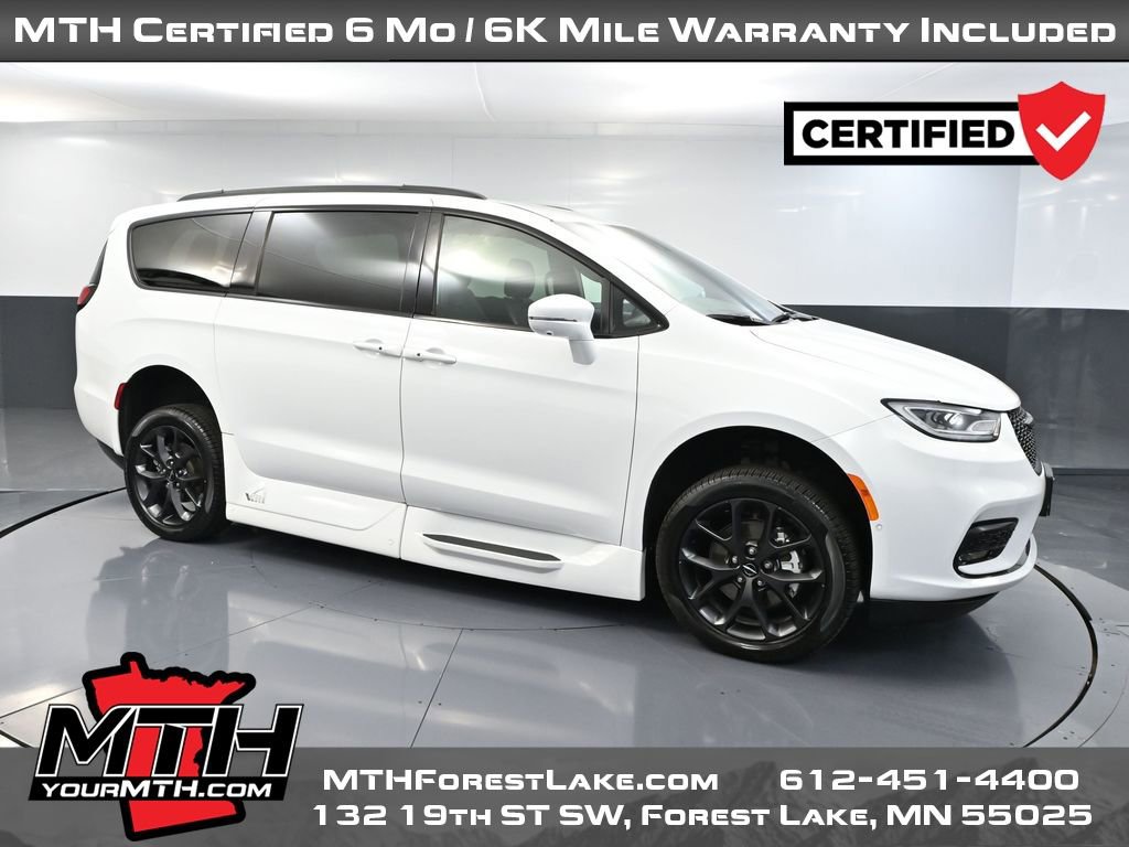 Used 2022 Chrysler Pacifica Touring-L w/ Uconnect Theater Family Group