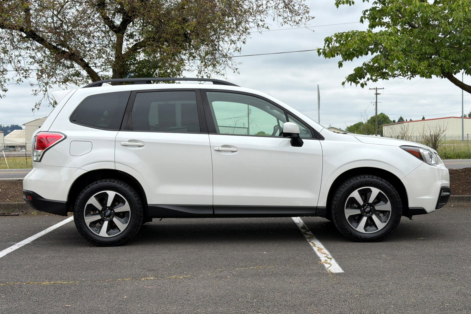 Used 2018 Subaru Forester 2.5i Premium w/ All-Weather Package AWD/4WD image 3