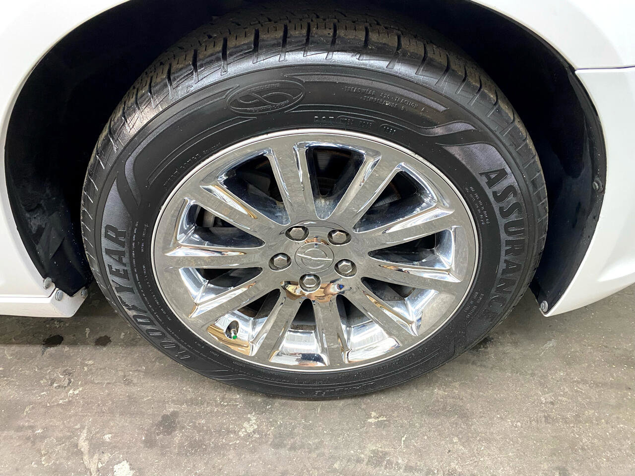 Used 2011 Chrysler 300 Limited w/ Luxury Group image 3