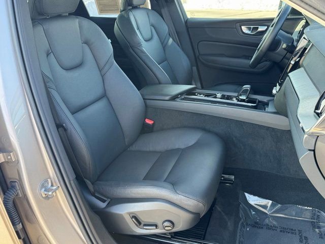 Used 2025 Volvo XC60 B5 Plus image 12