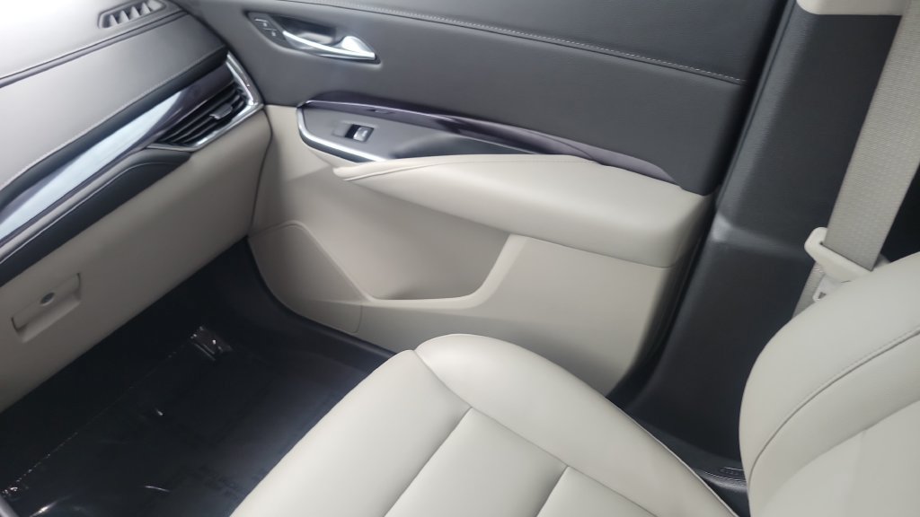 Used 2023 Cadillac XT4 Luxury w/ Cold Weather Package FWD image 13