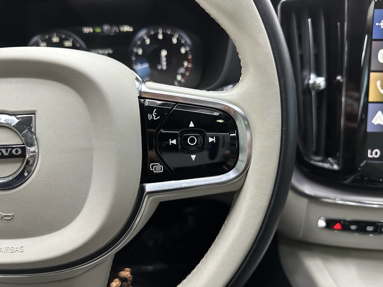 Used 2019 Volvo XC60 T5 Inscription w/ Protection Package Premier image 22