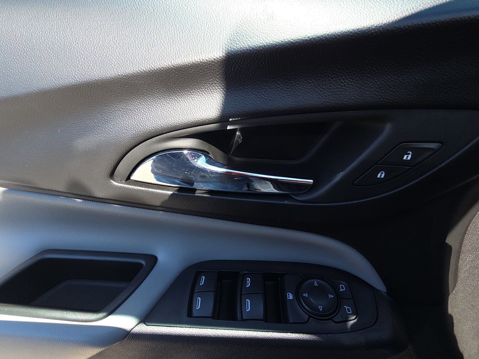 Used 2019 Chevrolet Equinox LS w/ LS Convenience Package image 13