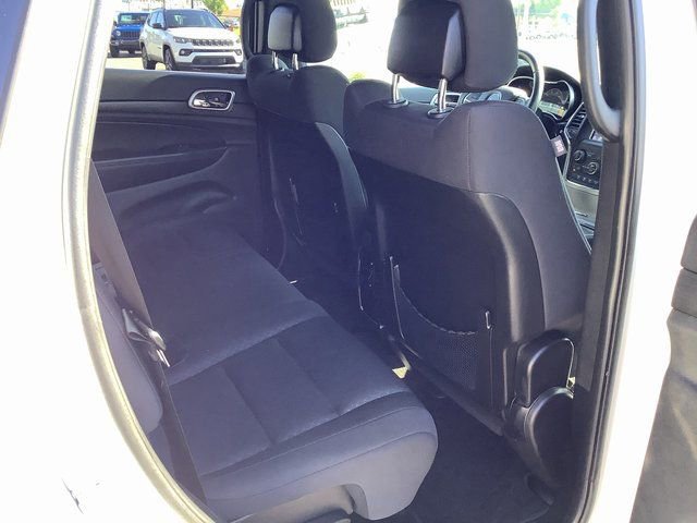 Used 2018 Jeep Grand Cherokee Laredo RWD image 32