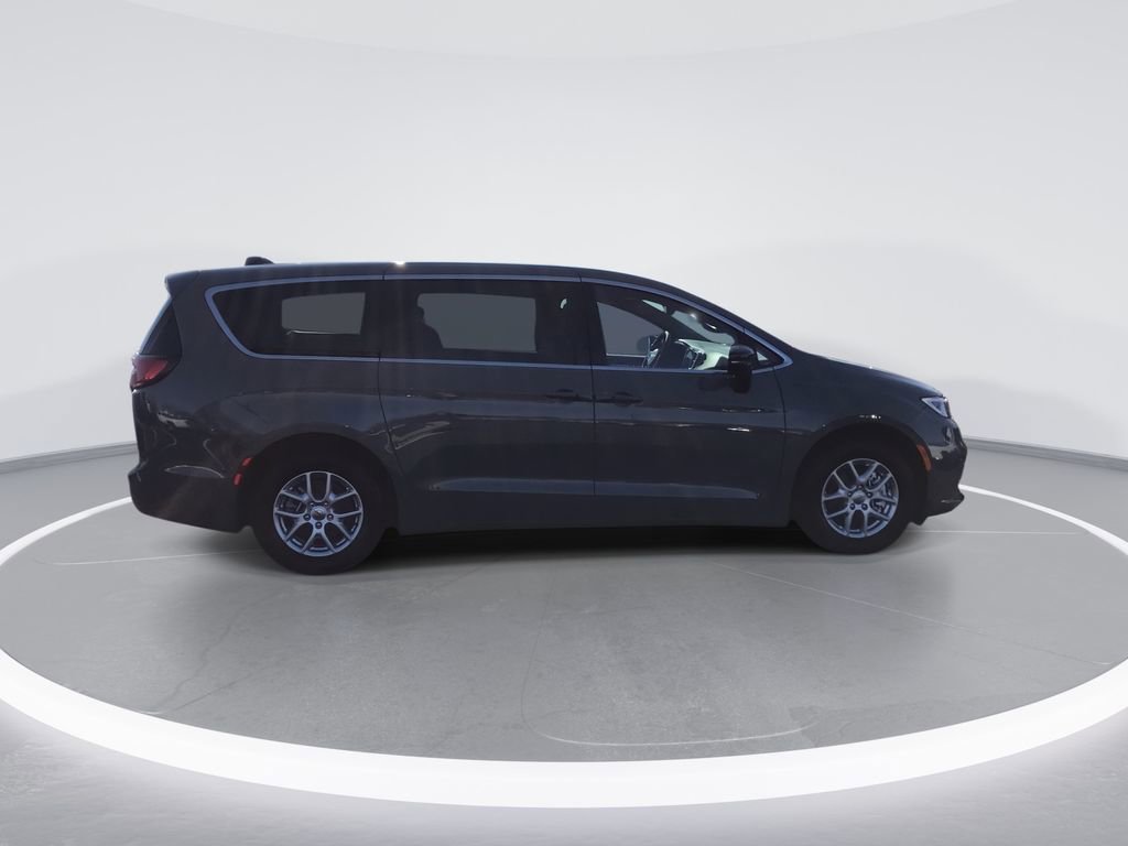 Used 2025 Chrysler Pacifica Select image 9