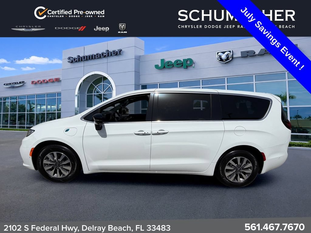 Used 2025 Chrysler Pacifica Select FWD image 4