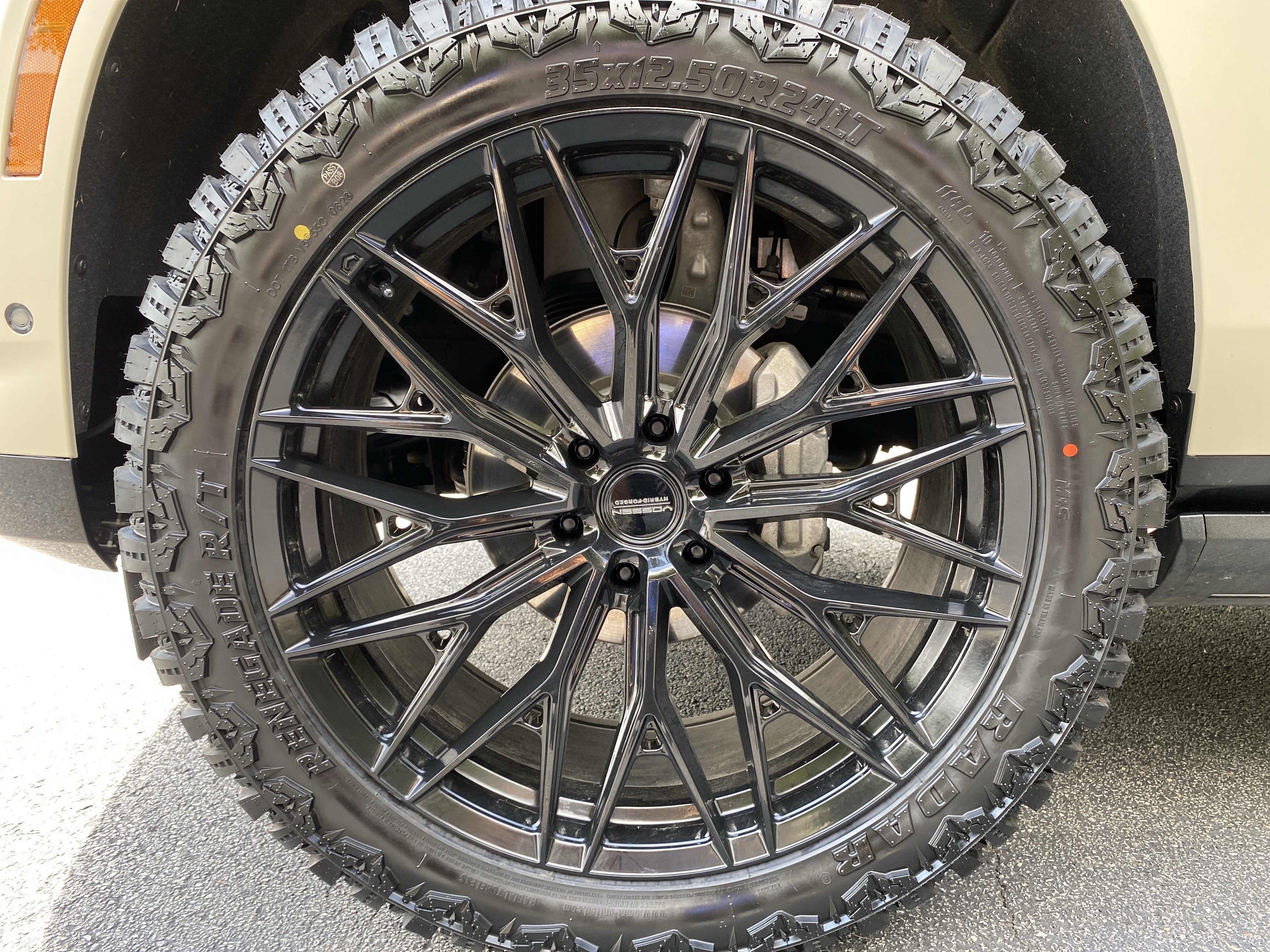 Used 2025 Cadillac Escalade Sport Platinum w/ LPO, Floor Liner Package AWD/4WD image 47