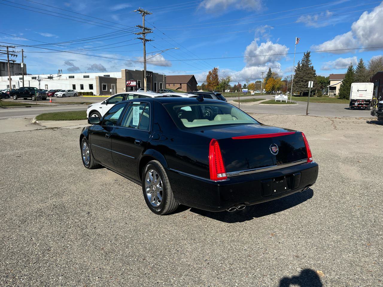 Used 2009 Cadillac DTS w/ Platinum Edition FWD image 3